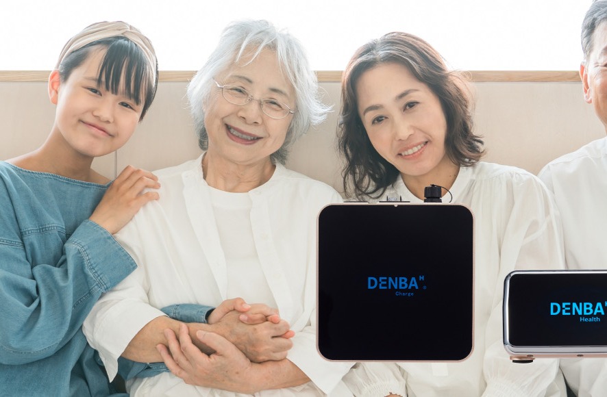 DENBA Healthとともに過ごす3世代家族の利用シーン（DENBA JAPAN公式サイトより）